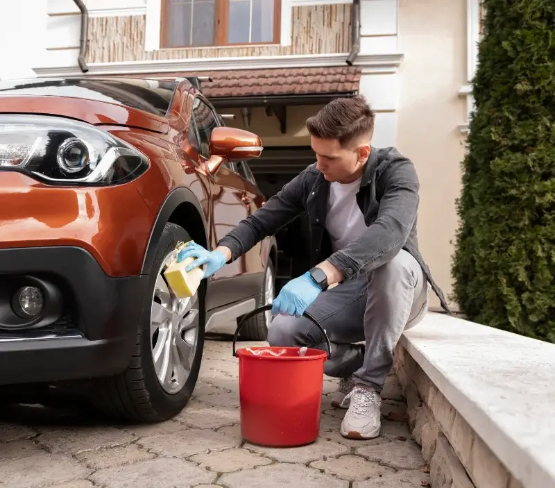 Lavage auto à domicile Salles-la-Source : professionnel intervenant sur un véhicule
